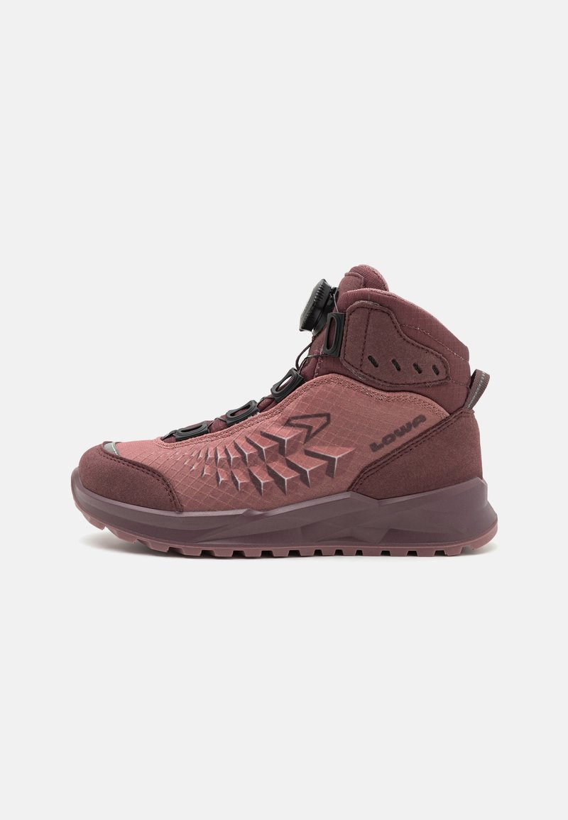 Scarpe da esterno rosse e nere con design high-top, caratterizzate da una tomaia testurizzata, sistema di bloccaggio dei lacci e una suola robusta per una maggiore trazione.