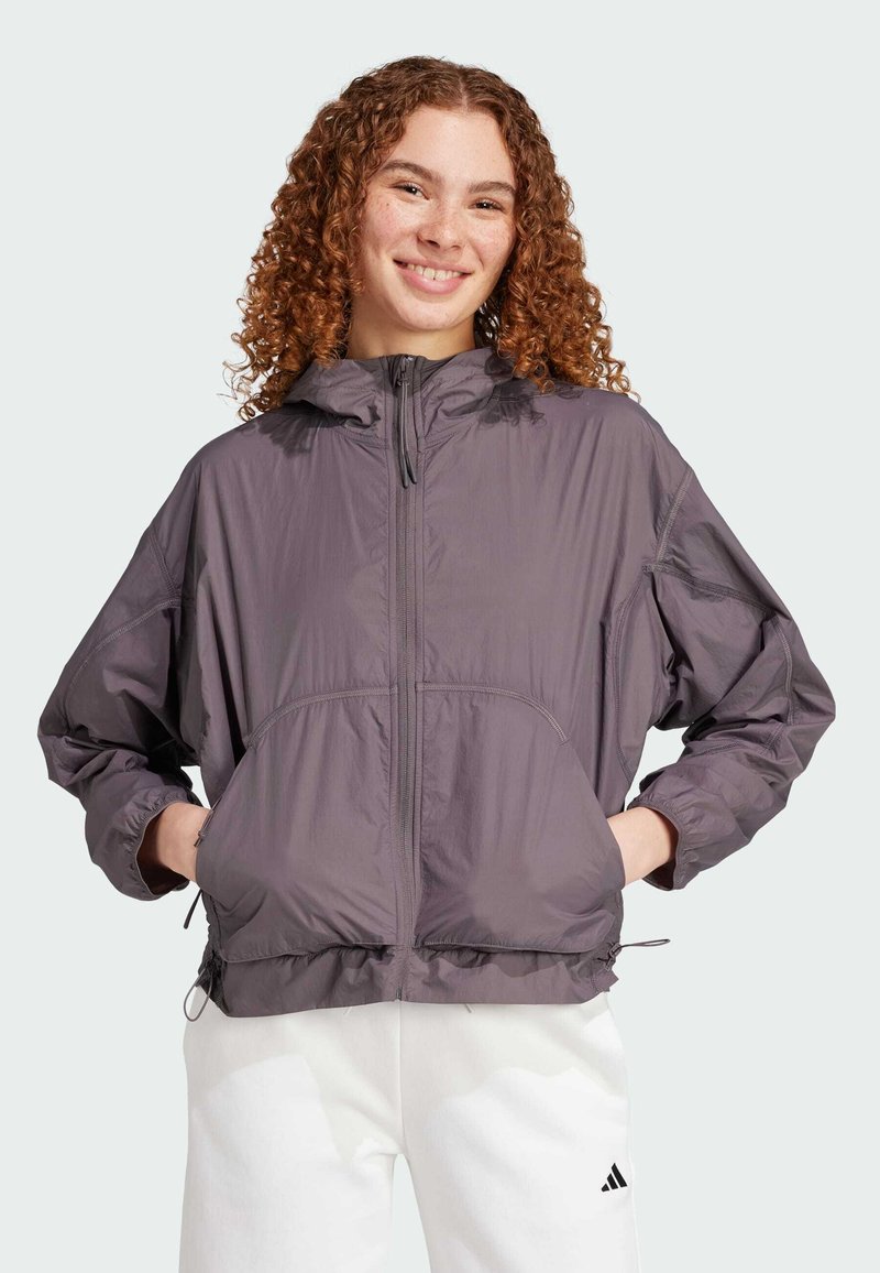 Lätt, huva, lila vindjacka med dragkedja fram, elastiska ärmslut och framfickor. Slät textur med en avslappnad passform.