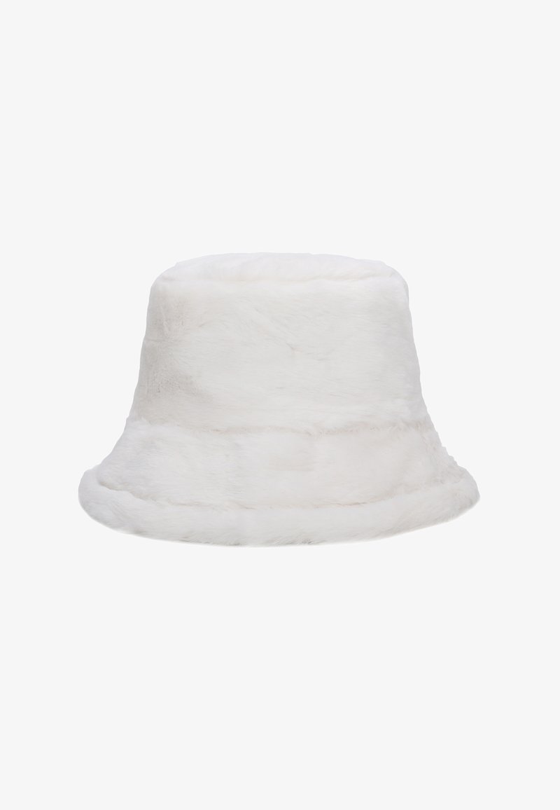 Cappello a secchiello bianco in pelliccia sintetica con una consistenza morbida, visiera larga e corona arrotondata; presenta dettagli cuciti intorno al corpo.