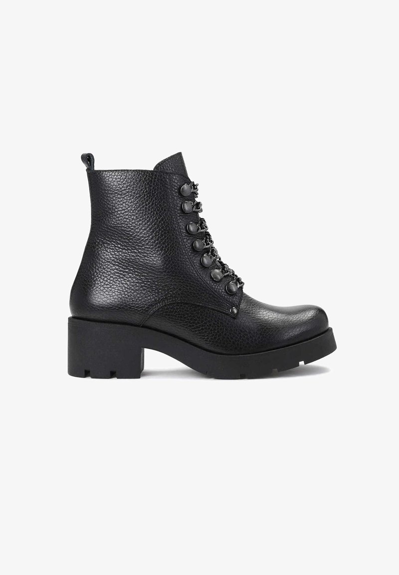 Bottine en cuir noir texturé avec laçage à l'avant, œillets métalliques, talon carré épais et languette à l'arrière.