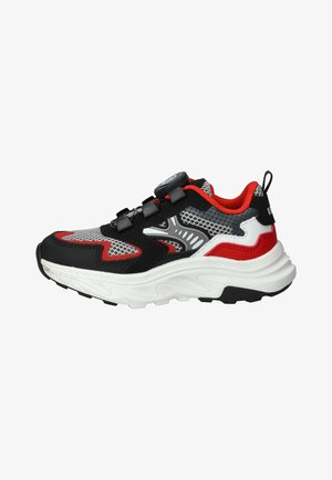 Baskets de sport noires, rouges et grises avec semelle blanche, dessus en mesh et trois sangles réglables sur le côté.