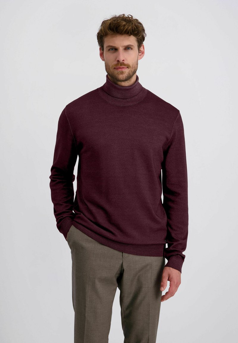 Bordeaux coltrui sweater van een zachte breikwaliteit, met lange mouwen en een getailleerd ontwerp, gecombineerd met lichtbruine broeken.