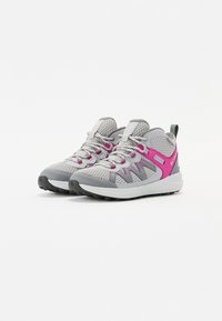 Scarpe sportive grigie e rosa con tomaia in rete, chiusura con lacci, collo imbottito e suola testurizzata per un'ottima aderenza.