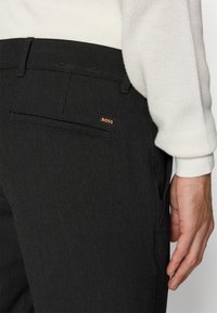BOSS SLIM - Hlače chino - black