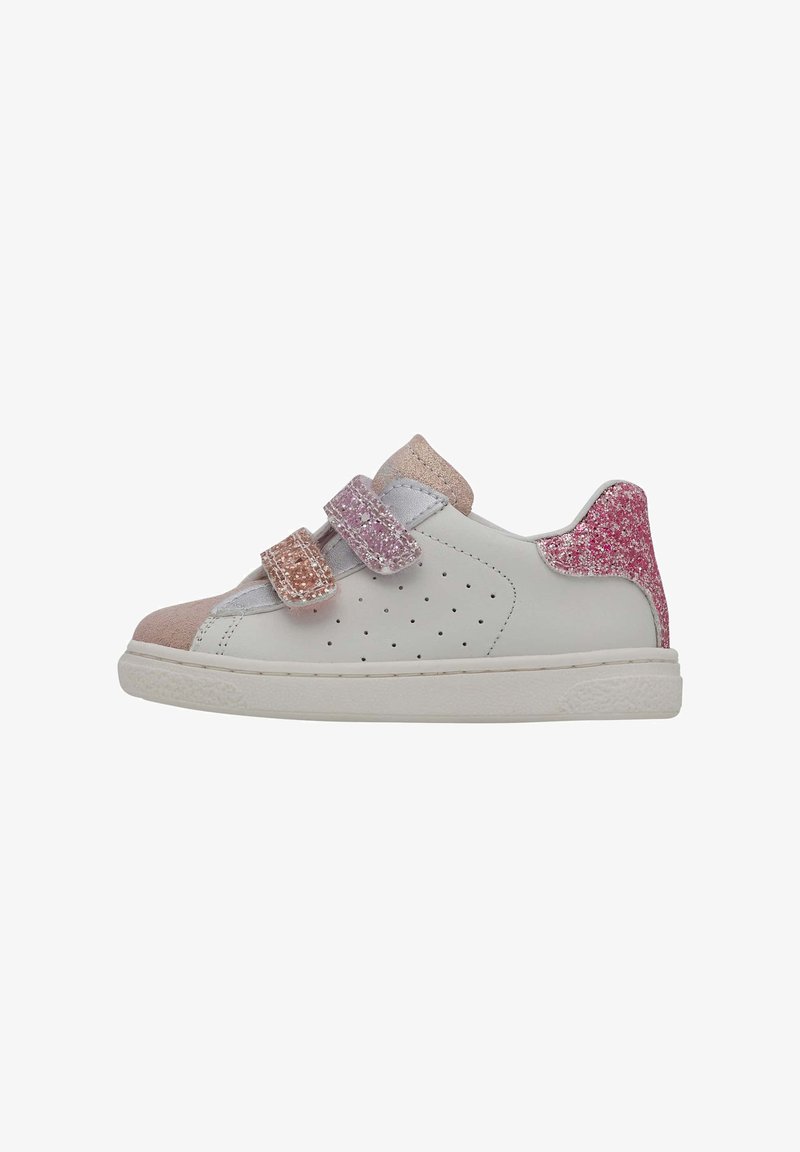 Baskets blanches avec des accents pailletés roses et or rose, sangles velcro, embout en daim et détails perforés sur les côtés.