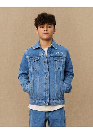 Jeansjacke in Hellblau mit klassischem Design, Knopfriegel, Brusttaschen und "YALE" auf der linken Seite gestickt.