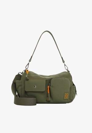 Alyvuogių žalios spalvos peties krepšys iš lygaus audinio, su oranžiniais užtrauktuko akcentais, keliais kišenėmis ir reguliuojama rankena.