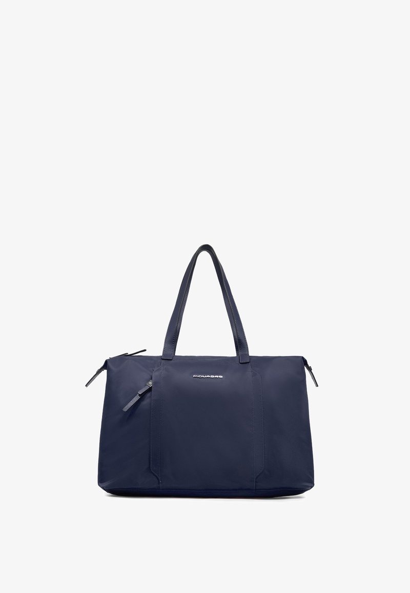 Bolsa tote rectangular azul marino con dos asas y bolsillo delantero con cremallera, con logotipo pequeño en plata.