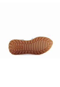 Rubberen schoenenzool met een getextureerd loopvlakpatroon, in een bruine kleur en met het reliëf 'Gabor' logo. Glad, duurzaam oppervlak ontworpen voor grip.