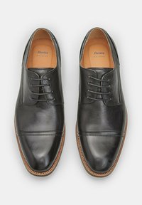 Chaussures habillées en cuir noir avec une finition lisse, bout rond et design à lacets. Semelle contrastante en tan avec des accents de coutures décoratives.