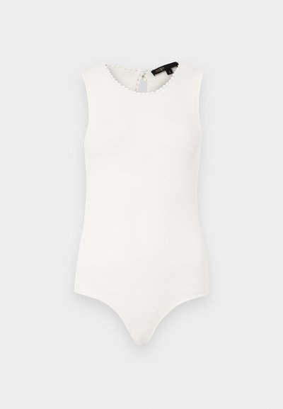 Valkoinen hihaton bodysuit, joka on valmistettu ribbitetystä kankaasta. Siinä on laskostettu pääntie, avainreikälukolla takana ja virtaviivainen alaosa.