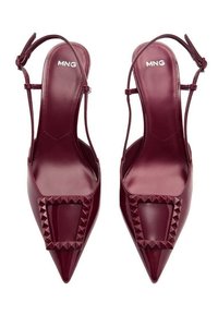 Viininpunaiset kiiltonahkaiset slingback-korkokengät, joissa on terävä kärki, teksturoitu neliönmuotoinen koriste pyramidinastoilla ja säädettävä nilkkahihna.