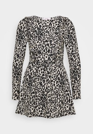 Vestido de estampado de leopardo con mangas largas, detalles con volantes, cintura ceñida y falda acampanada. Hecho de un tejido ligero en colores beige y negro.