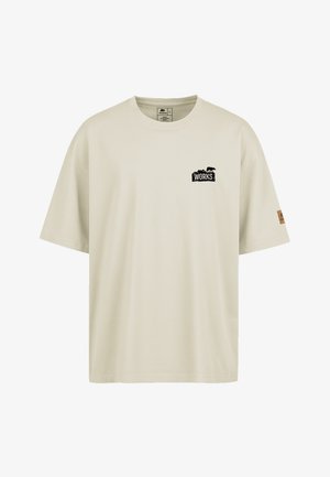 Lichtbeige katoenen t-shirt met een ronde hals, losse pasvorm, logo in het zwart op de linkerborst en een klein bruin label op de rechtermouw.