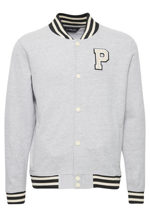 Siva univerzitetna jakna z ovratnikom in manšetami v črno-beh trakih, ki vključuje kontrastni logotip "P", zapiranje na gumb in stranske žepke.