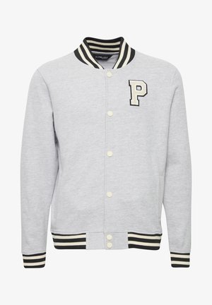 Szürke sportdzseki fekete és fehér csíkos gallérral és mandzsettákkal, kontrasztos „P” logóval, patentgombos záródással és oldalsó zsebekkel.