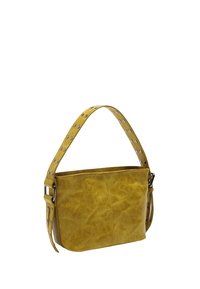 Żółta skórzana torebka o fakturowanej powierzchni, z ozdobnym paskiem na ramię z ćwiekami i prostokątnym kształtem. Zaprojektowana do użytku codziennego.