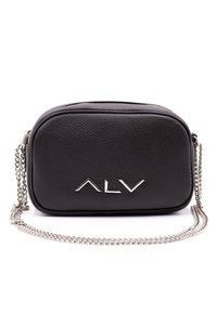 Borsa a tracolla in pelle nera con chiusura a zip, tracolla in catena argentata e logo "ALV" in rilievo sul fronte. Forma rettangolare compatta.