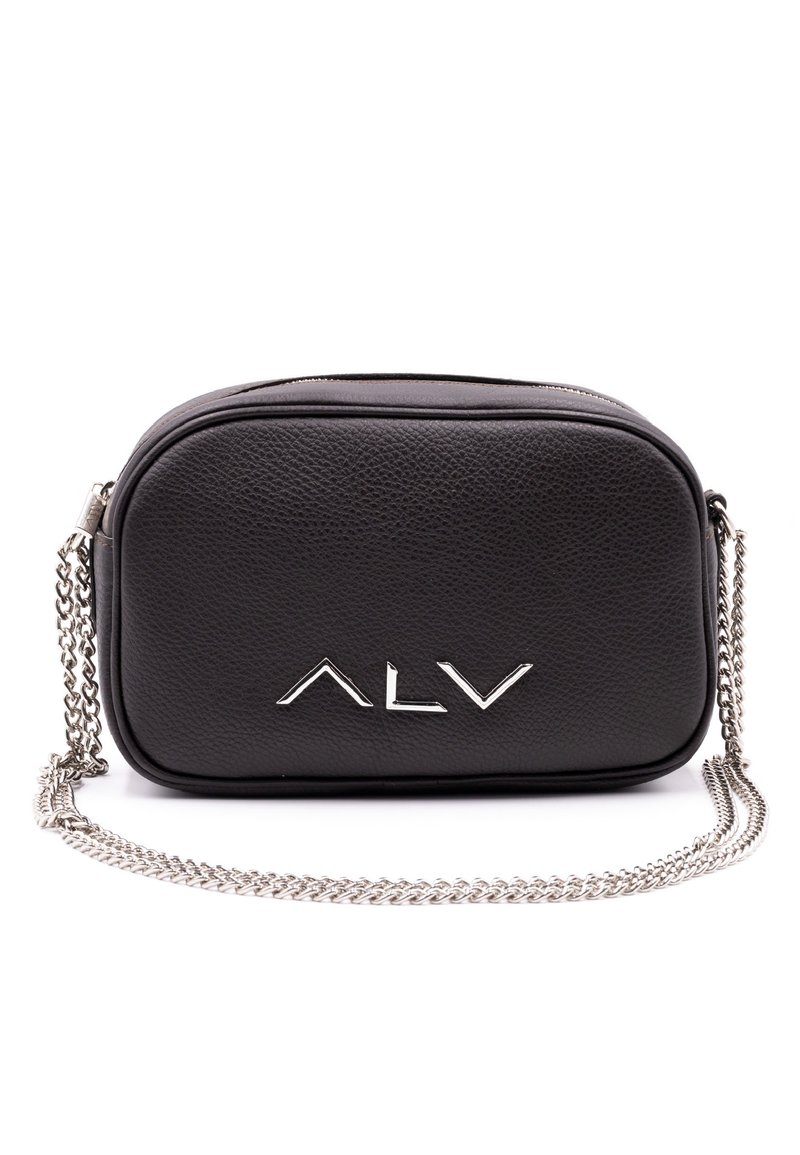 Borsa a tracolla in pelle nera con chiusura a zip, tracolla in catena argentata e logo "ALV" in rilievo sul fronte. Forma rettangolare compatta.