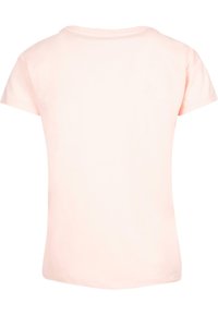 Lys rosa T-skjorte med kort erme, rund hals og et glatt, lett bommateriale. Ingen synlige mønstre eller detaljer.