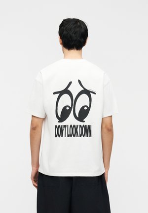 TEE DONT LOOK - Majica kratkih rukava s printom - summit white