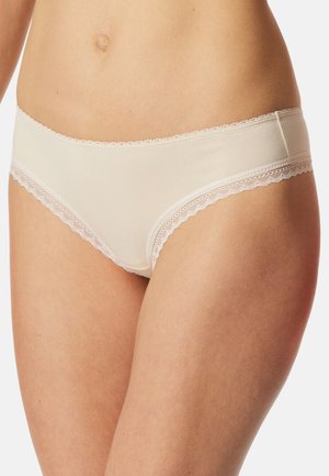 Beżowe majtki wykończone koronką, wykonane z miękkiego materiału, o gładkim wykończeniu i niskim stanie, z delikatnymi koronkowymi brzegami dla dodatkowego efektu.