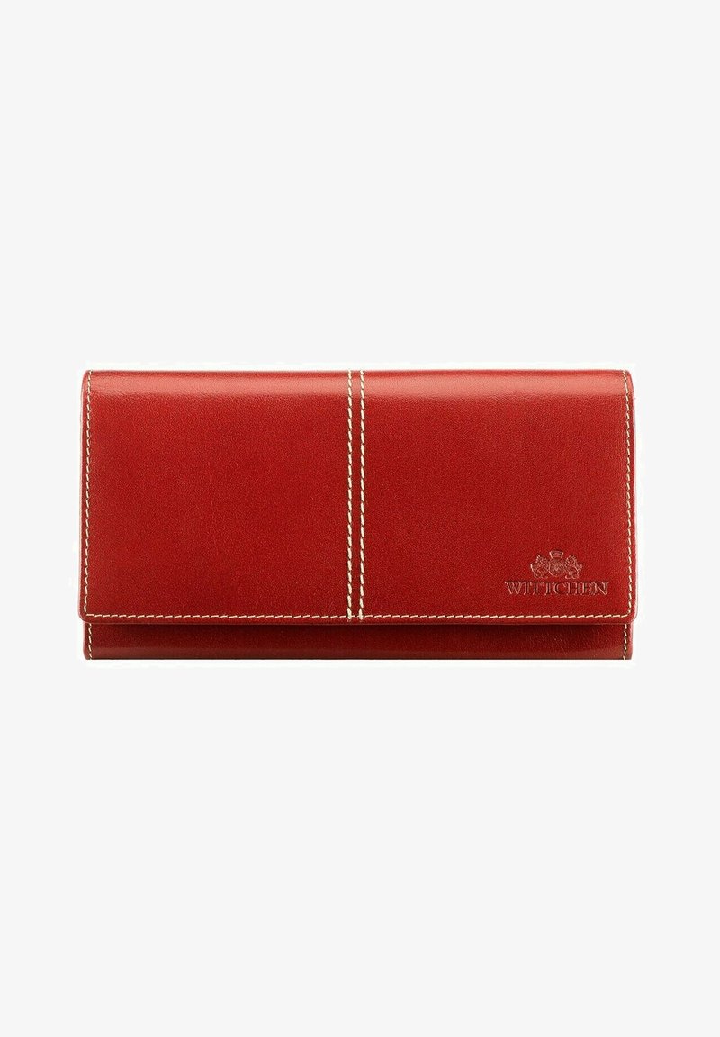 Portefeuille en cuir rouge au toucher lisse, avec des coutures blanches et un logo embossé sur le devant. Fermeture à rabat, forme rectangulaire.