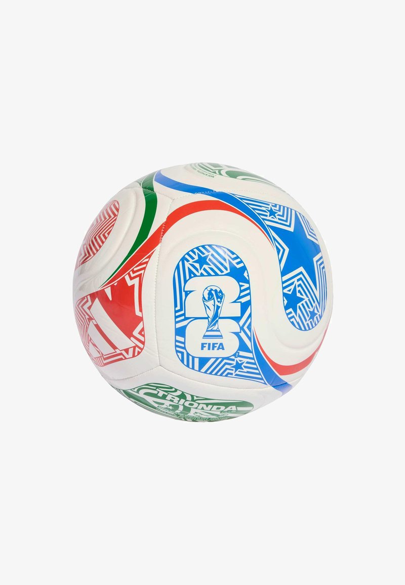 Balts futbola bumbas ar krāsainiem sarkaniem, ziliem un zaļiem ģeometriskiem rakstiem un FIFA Pasaules kausa trofejas logotipu uz rakstainajiem paneļiem.