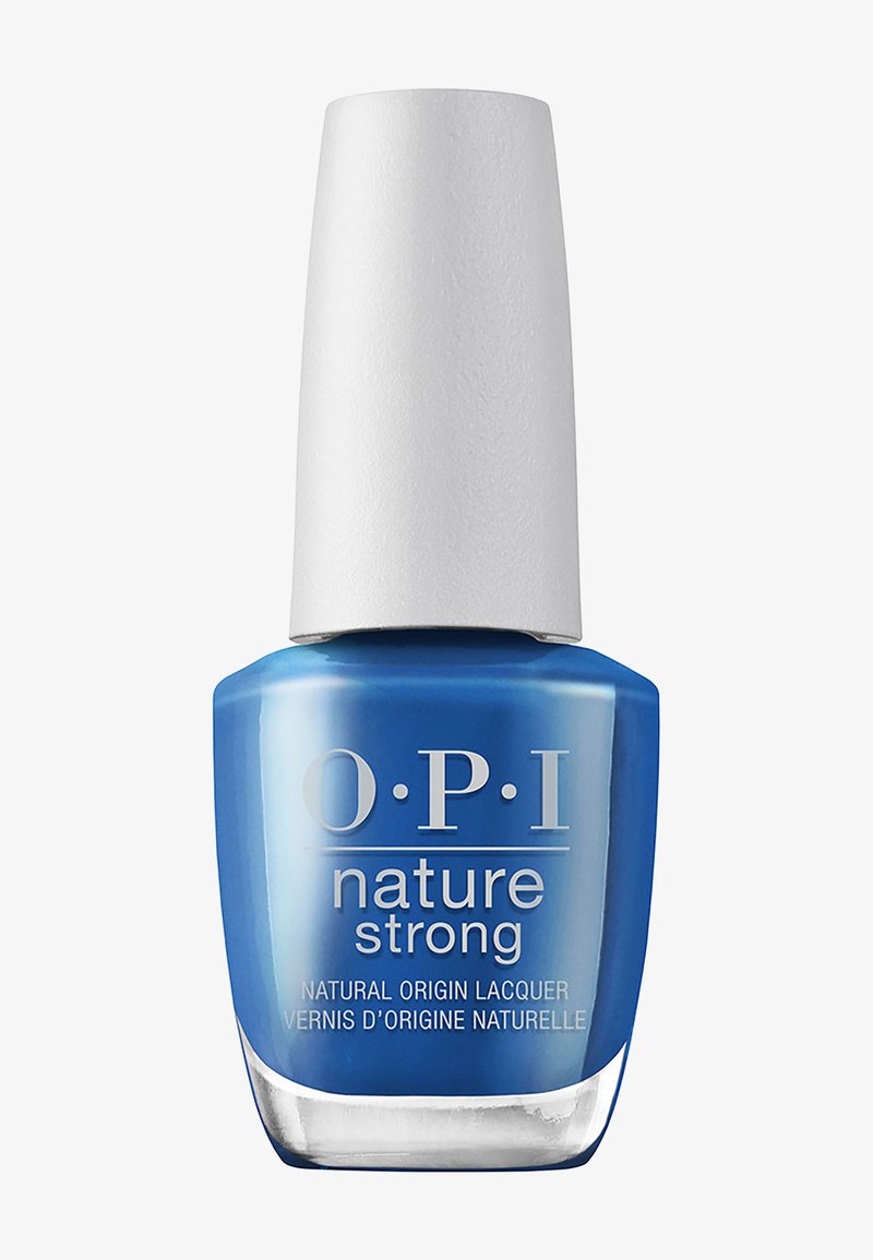 Blå neglelakflaske mærket OPI Nature Strong med hvid hætte, neglelak af naturlig oprindelse, isoleret på hvid baggrund.