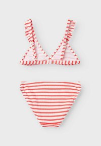 Bikini set s crvenim i bijelim prugama, koji se sastoji od trokutastog topa s volanima na trakama i prilagodljivih gaćica s nabrano teksturom.