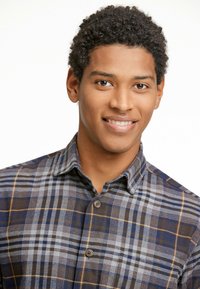 Camicia a quadri con un motivo blu, marrone e grigio; materiale in cotone con colletto e due bottoni sul davanti.
