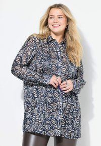 Camicia lunga button-up in un motivo paisley blu e beige, in tessuto trasparente, con maniche lunghe, design con colletto, dalla vestibilità ampia e con tasche laterali.