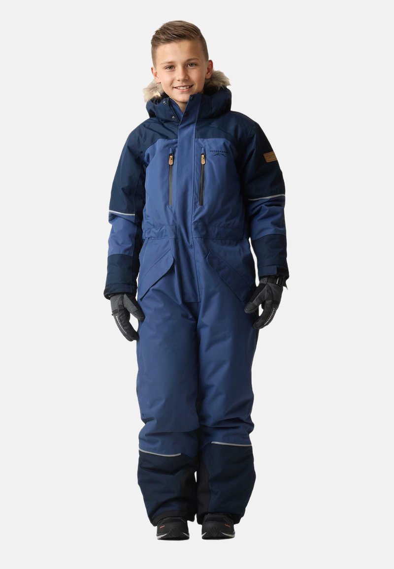 Mörkblått isolerat snowsuit med huva, två främre zip-fickor, reflexdetaljer och matchande handskar, tillverkat av slitstarkt vattentåligt material.