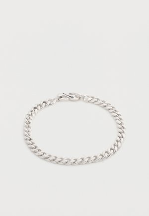 Zilverkleurige metalen armband met curb schakels en een karabijnsluiting waarop het woord "MAPLE" is gegraveerd, op een witte achtergrond.