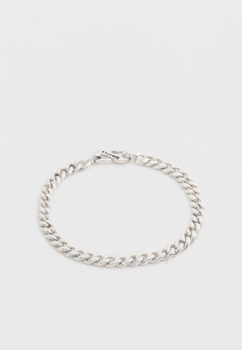 Srebrny metalowy łańcuszek z ogniwami curb i zapięciem typu lobster, na którym wygrawerowano słowo "MAPLE", na białym tle.