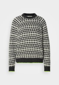 Pulover tricotat cu un model geometric alb-negru, guler rotund, mansete și tiv cu un model cu nervuri, cu accente de verde neon în partea de jos.