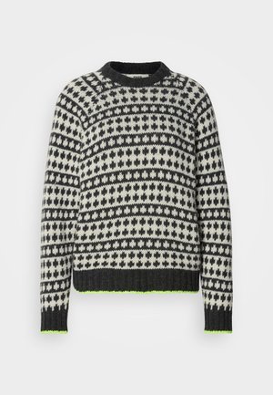 Pletený sveter s čierno-bielym geometrickým vzorom, okrúhlym výstrihom, rebrovanými manžetami a lemom, s neónovými zelenými akcentmi na spodnej časti.