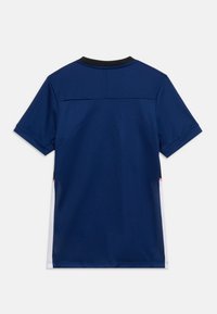 Μπλε σκούρο αθλητικό μπλουζάκι με κοντά μανίκια, με πίσω μέρος από διχτυωτό ύφασμα και λευκές πάνελ στα πλευρά, σε λευκό φόντο.