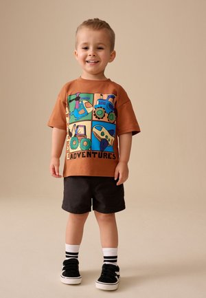 Next, REGULAR FIT - SHORT SLEEVE GRAPHIC T-SHIRT  . - T-shirts print - rust brown vehicles