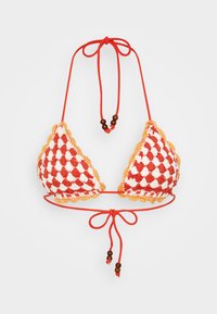Gehaakte bikini-top in een rood-wit ruitpatroon. Bevat golvende randen, verstelbare strikken en houten kralenaccenten. Getextureerd materiaal.