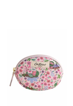 Pochette ovale Cath Kidston avec motif floral et fruitier rose, étiquette en tissu et fermeture éclair rose clair avec languette dorée.