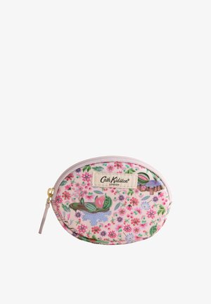 Bustina a forma ovale Cath Kidston con motivo floreale e frutta rosa, etichetta in tessuto e zip rosa chiaro con tiretto dorato.