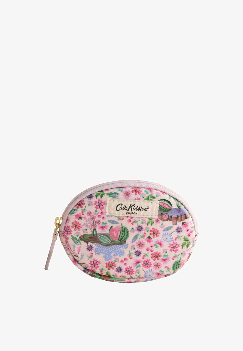 Pochette ovale Cath Kidston avec motif floral et fruitier rose, étiquette en tissu et fermeture éclair rose clair avec languette dorée.