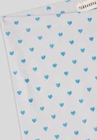 Biała tkanina o miękkiej fakturze, z powtarzającym się wzorem małych, błyszczących niebieskich serc. Metka głosi "Terranova."