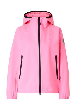 Personne portant une veste à capuche rose vif, des leggings gris et roses à motifs, des chaussettes noires, des chaussures noires épaisses et de grandes lunettes de soleil réfléchissantes.