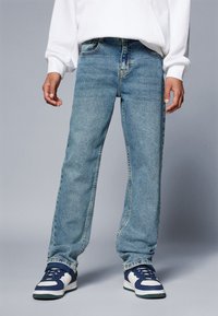 Molo AKSEL PANTS - Traperice ravnih nogavica - worn denim
