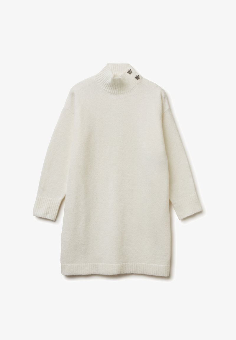 Maglione bianco, oversized, con un col alto a coste e due bottoni decorativi. Tessuto morbido con polsini e bordo a coste.