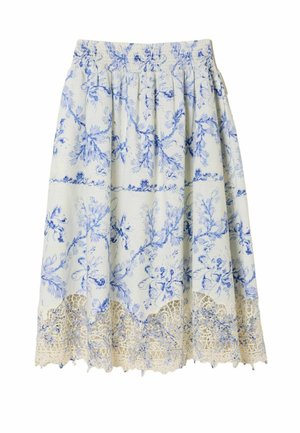 Fustă albă cu imprimeu floral albastru, talie adunată și margine din dantelă bej de-a lungul tivului.