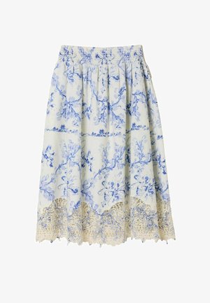 Biela sukňa s modrým kvetinovým vzorom, nariaseným pásom a béžovou čipkovou bordúrou pozdĺž lemu.