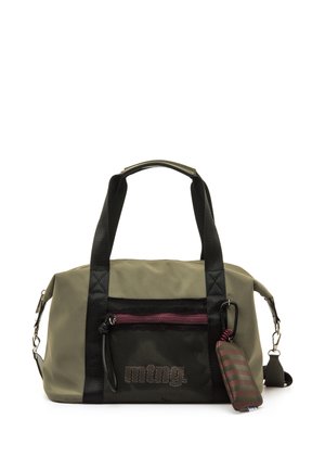 Bolsa deportiva verde oliva y negra con bolsillo frontal de malla, asas negras, correa para el hombro desmontable y llavero con rayas incorporado.